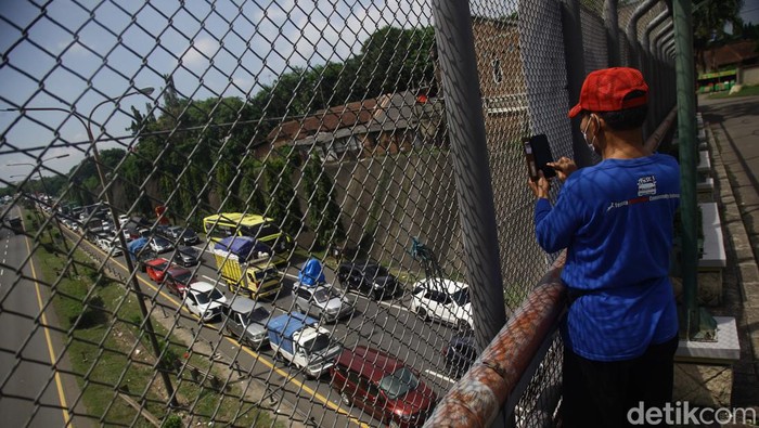 Kemacetan parah terjadi di KM 94 jalan tol Merak, Banten, Minggu (7/4/2024). Macet ini jadi tontonan warga.