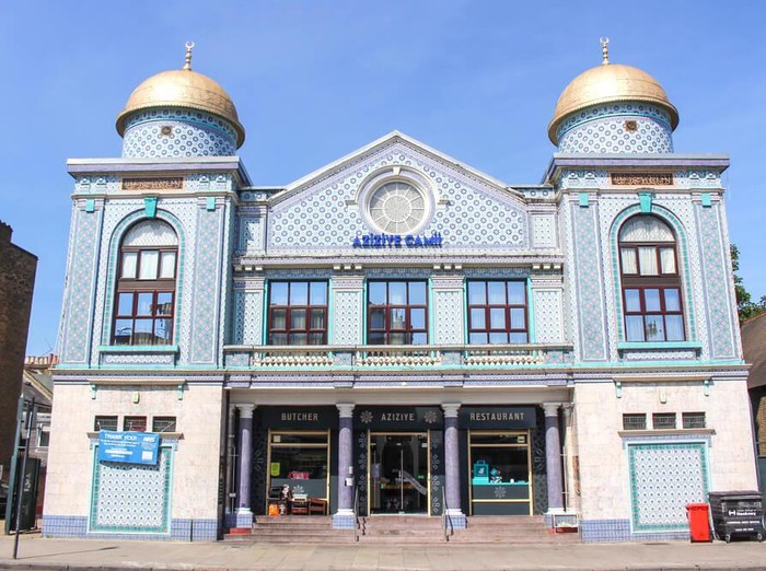 Tampilan depan Masjid Aziziye di London, Inggris