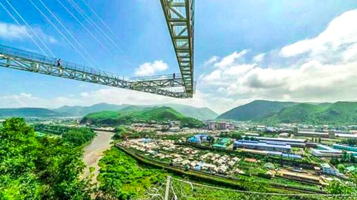Menara baja China bisa ngintip ke Korea Utara