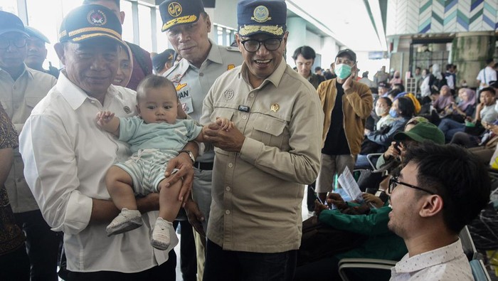 Menko PMK Muhadjir dan Menhub Tinjau Arus Mudik di Merak Menko PMK Muhadjir Effendy dan Menhub Budi Karya Sumadi meninjau Pelabuhan Merak, Banten. Mereka beri arahan terkait angkutan Lebaran.