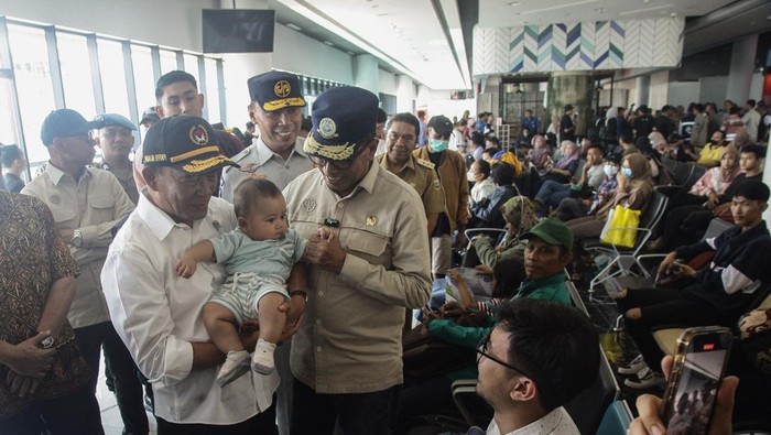 Menko PMK Muhadjir Effendy dan Menhub Budi Karya Sumadi meninjau Pelabuhan Merak, Banten. Mereka beri arahan terkait angkutan Lebaran.