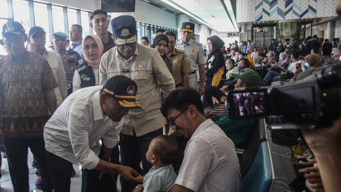 Menko PMK Muhadjir Effendy dan Menhub Budi Karya Sumadi meninjau Pelabuhan Merak, Banten. Mereka beri arahan terkait angkutan Lebaran.