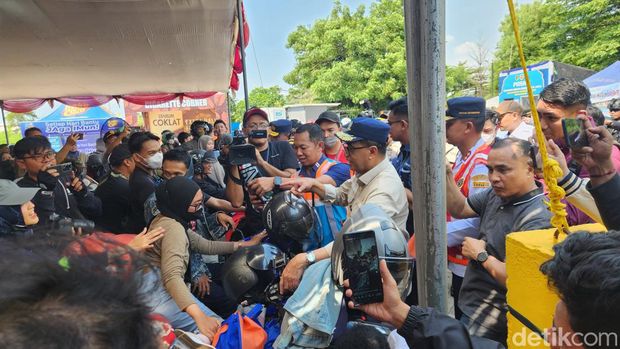 Menko PMK Muhadjir Effendy dan Menteri Perhubungan (Menhub) Budi Karya Sumadi melanjutkan peninjauan di Pelabuhan Ciwandan. (Adrial/detikcom)