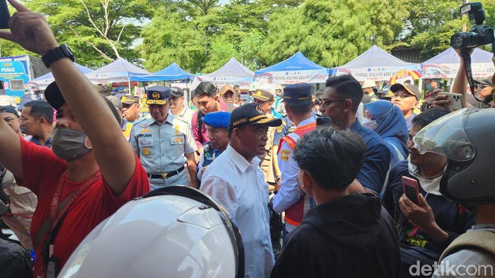 Menko PMK Muhadjir Effendy dan Menteri Perhubungan (Menhub) Budi Karya Sumadi melanjutkan peninjauan di Pelabuhan Ciwandan. (Adrial/detikcom)