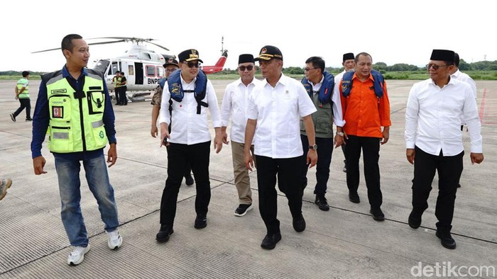 Menko PMK Muhadjir Effendy meninjau kesiapan Bandara Banyuwangi.