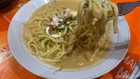 Mie celor (Rp 25.000), Tentunya kami mencoba kuah creamy terlebih dahulu. Kami cukup terkejut, karena rasa gurih dari santannya langsung menyergap lidah. Foto: detikFood/Yenny Mustika Sari