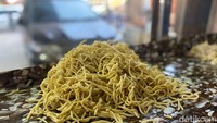 Warung ini menggunakan mie yang diproduksi sendiri. Oleh sebab itu, mie yang digunakan bertekstur kenyal. Sekilas bentuknya mirip udon saat sudah direbus. Foto: detikFood/Yenny Mustika Sari