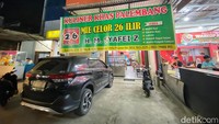 Warung makan mie celor legendaris ini juga sudah tersohor. Cabangnya pun tersebar di seluruh penjuru Palembang, salah satunya berlokasi di seberang Hotel Santika Palembang. Foto: detikFood/Yenny Mustika Sari