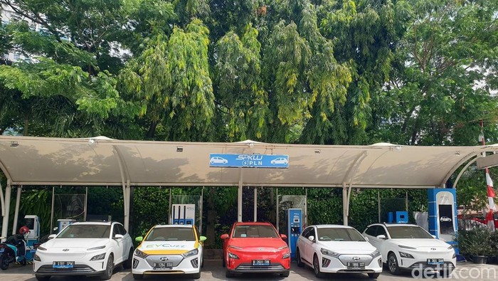 Beragam mobil listrik sedang mengisi daya di sebuah SPKLU