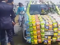 Kocak! Pengantin Ini Pilih Hias Mobilnya Pakai Keripik Kemasan