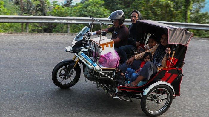 Pemudik mengendarai becak motor saat melintas di jalur lintas barat selatan, Aceh Besar, Aceh, Minggu (7/4/2024). Kementerian Perhubungan memperkirakan jumlah pemudik tahun 2024 dengan menggunakan berbagai jenis kendaraan mencapai 193,6 juta orang atau meningkat sebesar 60 persen dari tahun lalu yang berjumlah 123,8 juta. ANTARA FOTO/Irwansyah Putra/nym.