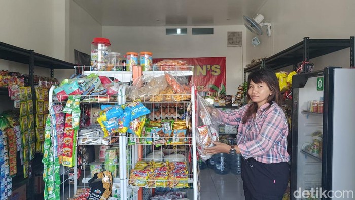 Oshin Nur Kurniawati (36) saat ditemui di toko Oshins the best snacks in Bali, Jalan Pulau Singkep, Pedungan, Denpasar, Bali pada Minggu (31/3/2024). (Ni Made Lastri Karsiani Putri-detikBali)