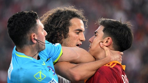 Foto: Panasnya Dybala Vs Guendouzi, Wasit pun Susah Mau Pisahkan!