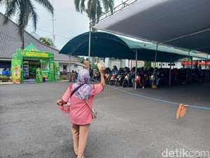 Berkah Ramadan, Pedagang Asongan Raup Cuan Saat Arus Mudik di Gilimanuk