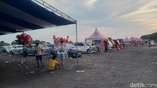 Pedagang asongan yang ada di wilayah Pelabuhan Gilimanuk, Bali saat melayani pemudik yang tengah antri masuk ke kapal, Sabtu (6/4/2024). (I Putu Adi Budiastrawan/detikBali).