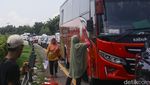 Pedagang Musiman Manfaatkan Macet Tol Merak