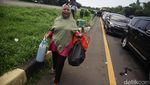 Pedagang Musiman Manfaatkan Macet Tol Merak