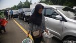 Pedagang Musiman Manfaatkan Macet Tol Merak