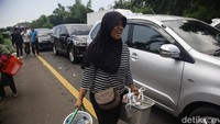 Kemacetan di KM 94 sudah lebih dari 6 jam.