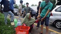 Menurut sejumlah pemudik, mereka bergerak dari KM 92 pukul 03.00 WIB dan sampai di KM 94 pada pukul 10.30 WIB.