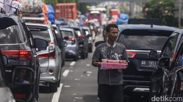 Pedagang Musiman Manfaatkan Macet Tol Merak
