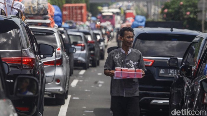Pedagang Musiman Manfaatkan Macet Tol Merak Kemacetan parah di Tol Merak dimanfaatkan oleh warga sekitar. Mereka berdagang makanan dan minuman.