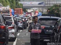 Pedagang Musiman Manfaatkan Macet Tol Merak