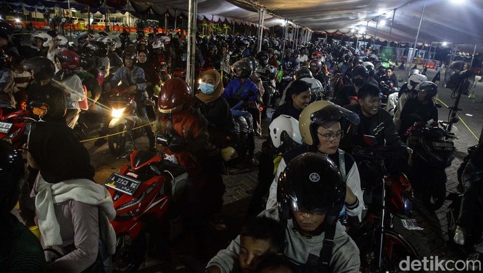 Arus mudik sepeda motor di Pelabuhan Ciwandan, Cilegon, Banten, pada Minggu (7/4/2024) petang terpantau kondusif. Pemotor pun senang.