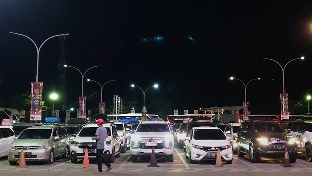 Pelabuhan Merak padat, Minggu (7/4) malam