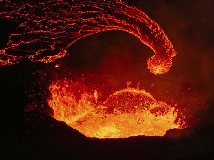 Pemandangan Menakjubkan dan Mengerikan Lahar Panas Gunung di Islandia