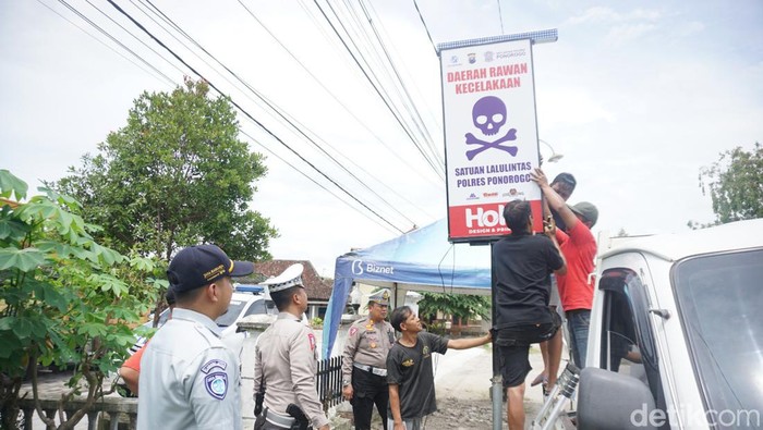 Pemasangan neon box peringatan di jalur rawan kecelakaan Ponorogo.