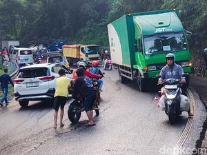 Pemotor Berjatuhan di Jalan Cipatat Imbas Truk Minyak Sawit Terguling
