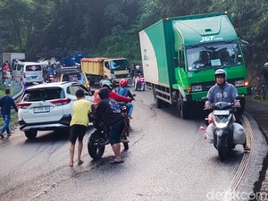 Pemotor Berjatuhan di Jalan Cipatat Imbas Truk Minyak Sawit Terguling