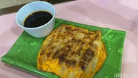 Lenggang yang ditawarkan juga diproses dengan cara dipanggang tradisional menggunakan bungkusan daun pisang di atas arang. Telur yang digunakan untuk lenggang ini adalah telur bebek, karena rasanya lebih gurih. Foto: detikFood/Yenny Mustika Sari