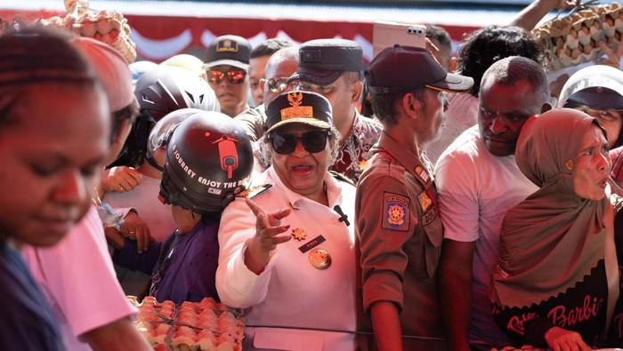 Pemprov Papua Tengah menggelar pasar murah dengan subsidi harga 50 persen di Kabupaten Nabire.