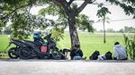 Potret Pemudik Motor Tertidur di Tepi Jalur Pantura