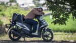 Potret Pemudik Motor Tertidur di Tepi Jalur Pantura