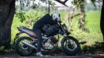 Potret Pemudik Motor Tertidur di Tepi Jalur Pantura