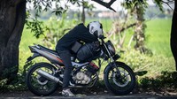 Pemudik bersepeda motor tidur di bahu jalan raya Pantura, Indramayu, Jawa Barat, Minggu (7/4/2024).