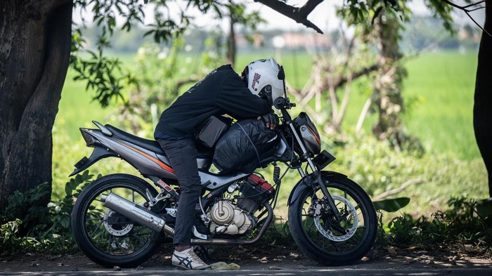 Pemudik bersepeda motor beristirahat di bahu jalan raya pantura, Indramayu, Jawa Barat, Minggu (7/4/2024). Pada H-3 Lebaran, pemudik bersepeda motor dari arah Jakarta menuju Jawa Tengah yang melintas di Jalur Pantura terpantau ramai.. ANTARA FOTO/Bayu Pratama S/tom.