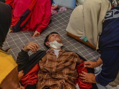 Kelelahan! Pemudik di Pelabuhan Ciwandan Tepar
