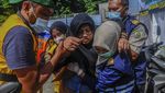 Kelelahan! Pemudik di Pelabuhan Ciwandan Tepar