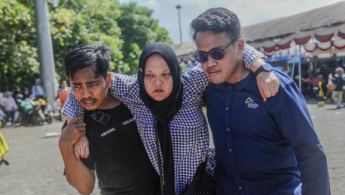 Pemudik di Pelabuhan Ciwandan kelelahan Petugas menggotong pemudik yang kelelahan menuju posko kesehatan di Pelabuhan Ciwandan, Cilegon, Banten, Minggu (7/4/2024). Sejumlah pemudik yang hendak masuk pelabuhan tersebut mengalami kelelahan dan ada yang pingsan akibat menunggu waktu antrean yang lama dan disertai cuaca panas. ANTARA FOTO/Muhammad Bagus Khoirunas/nym.