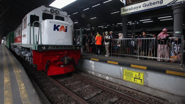 Pemudik kereta api pada H-3 Lebaran Sejumlah pemudik menunggu kedatangan kereta api di Stasiun Surabaya Gubeng, Surabaya, Jawa Timur, Minggu (7/4/2024). Pada H-3 Lebaran PT Kereta Api Indonesia (KAI) Daop 8 Surabaya mencatat sebanyak 25.000 pemudik moda kereta api berangkat dari stasiun-stasiun di wilayah kerjanya dan terhitung sejak 31 Maret - 7 April 2024 tercatat 157.036 penumpang berangkat dan 144.176 tiba di berbagai stasiun di wilayah Daop 8 Surabaya. ANTARA FOTO/Didik Suhartono/tom.