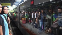 Terhitung sejak 31 Maret - 7 April 2024 tercatat 157.036 penumpang berangkat dan 144.176 tiba di berbagai stasiun di wilayah Daop 8 Surabaya.