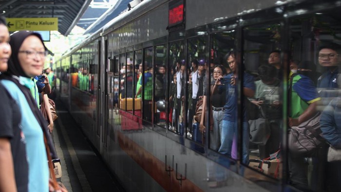 Pemudik kereta api pada H-3 Lebaran Sejumlah pemudik menunggu kedatangan kereta api di Stasiun Surabaya Gubeng, Surabaya, Jawa Timur, Minggu (7/4/2024). Pada H-3 Lebaran PT Kereta Api Indonesia (KAI) Daop 8 Surabaya mencatat sebanyak 25.000 pemudik moda kereta api berangkat dari stasiun-stasiun di wilayah kerjanya dan terhitung sejak 31 Maret - 7 April 2024 tercatat 157.036 penumpang berangkat dan 144.176 tiba di berbagai stasiun di wilayah Daop 8 Surabaya. ANTARA FOTO/Didik Suhartono/tom.
