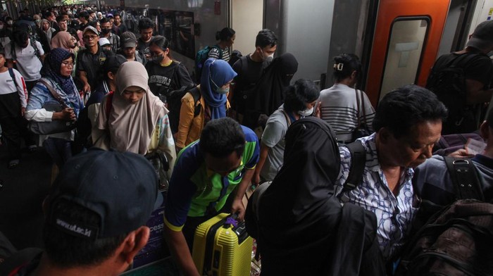 Sejumlah pemudik menunggu kedatangan kereta api di Stasiun Surabaya Gubeng, Surabaya, Jawa Timur, Minggu (7/4/2024). Pada H-3 Lebaran PT Kereta Api Indonesia (KAI) Daop 8 Surabaya mencatat sebanyak 25.000 pemudik moda kereta api berangkat dari stasiun-stasiun di wilayah kerjanya dan terhitung sejak 31 Maret - 7 April 2024 tercatat 157.036 penumpang berangkat dan 144.176 tiba di berbagai stasiun di wilayah Daop 8 Surabaya. ANTARA FOTO/Didik Suhartono/tom.