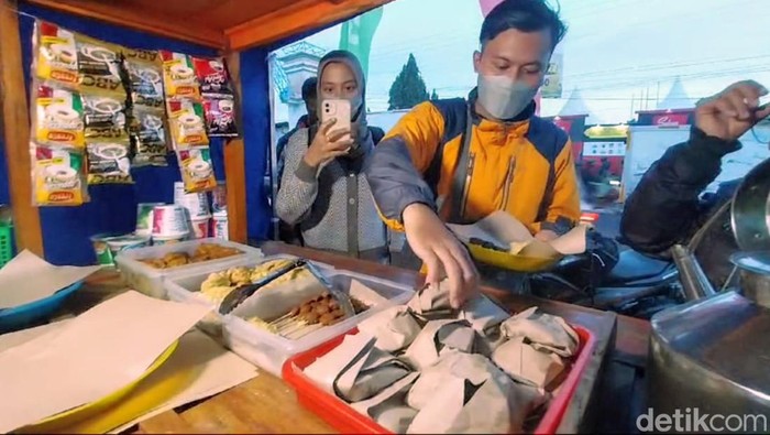 Pemudik menikmati makanan yang disediakan di angkringan gratis milik Polresta Cilacap di depan Pospam jalur Sampang-Buntu, Minggu (7/4/2024).