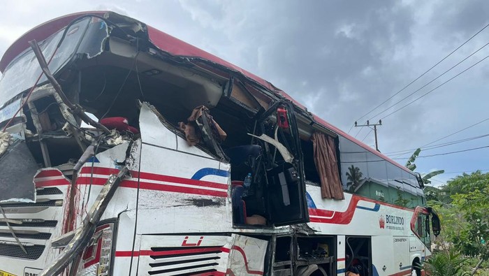 Penampakan bus Burlindo usai terlibat tabrakan dengan truk di Pasangkayu, Sulbar. Dokumen Istimewa