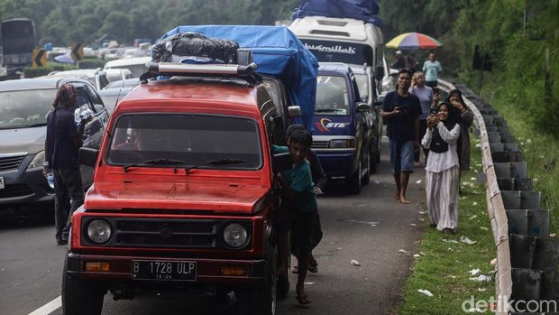 Penampakan macet panjang di KM 94 Tol Tangerang-Merak. (Ari Saputra/detikcom)